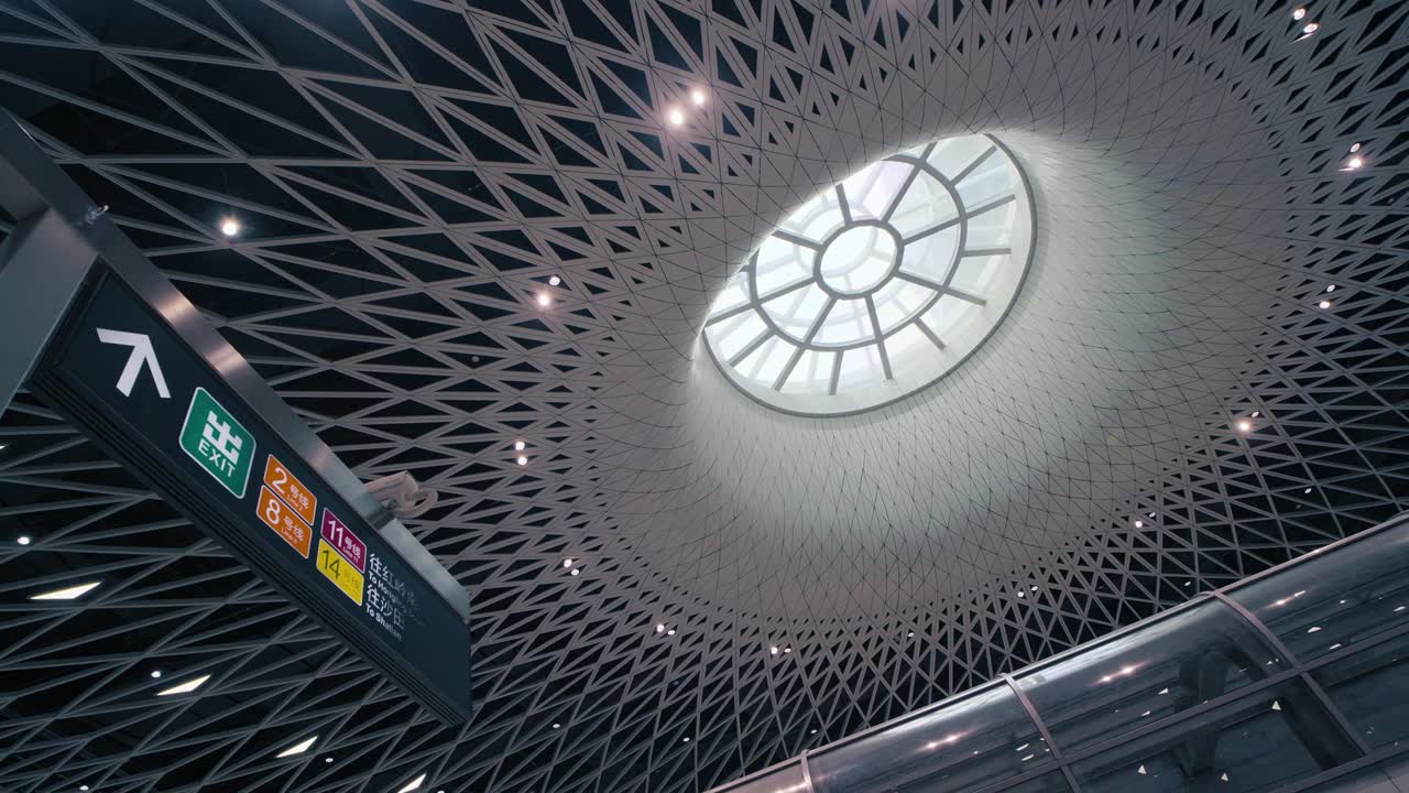 现代未来感深圳岗厦北地铁站视频素材画面1