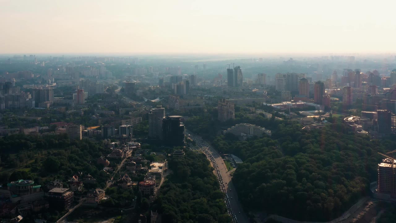 无人机视角，城市天际线，高速公路上的汽车交通。视频素材画面1