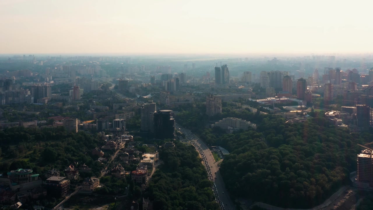 无人机视角，城市天际线，高速公路上的汽车交通。视频素材画面2