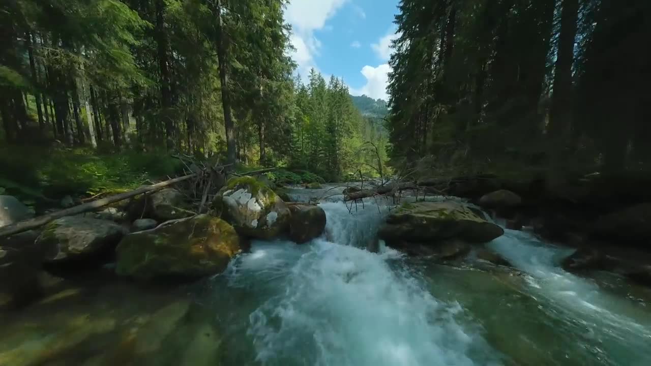 FPV穿越机飞行，掠过山间河流。拍摄于斯洛伐克塔特拉山区。视频素材画面1