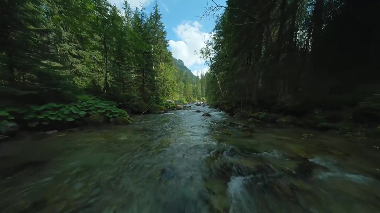 FPV穿越机飞行，掠过山间河流。拍摄于斯洛伐克塔特拉山区。视频素材画面2