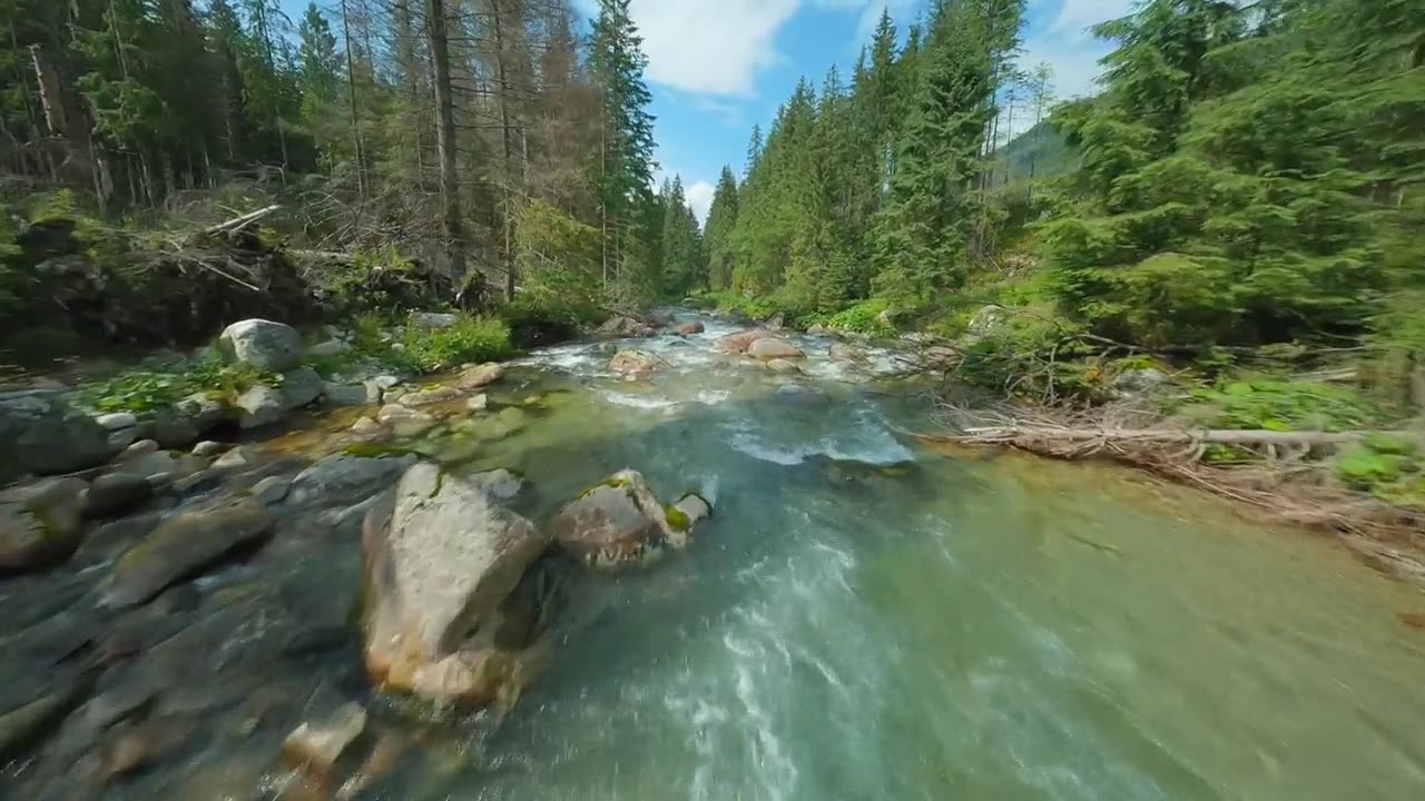 FPV穿越机视角，飞越山间河流。斯洛伐克，塔特拉山。视频素材画面1