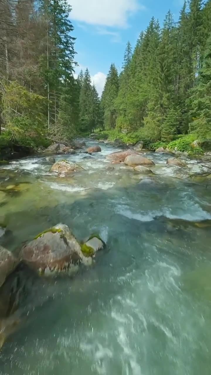 FPV穿越机视角，飞越山间河流。斯洛伐克，塔特拉山。视频素材画面1