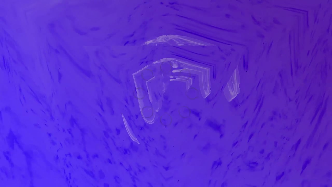 抽象的 3D 渲染，紫色霓虹灯金属球形成一个扭曲的几何空间头骨形状，带有液体玻璃纹理和纹理背景上的空灵紫罗兰光渐变视频素材画面1