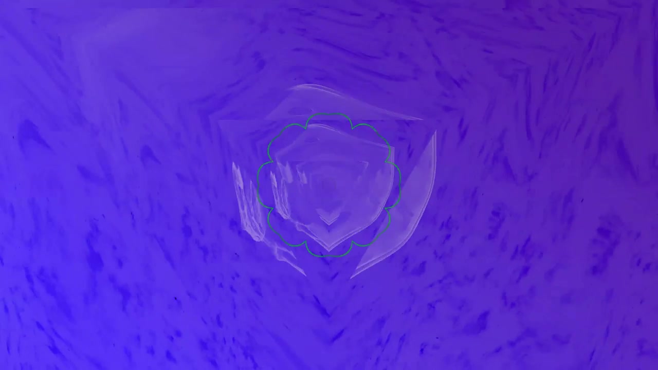 抽象的 3D 渲染，紫色霓虹灯金属球形成一个扭曲的几何空间头骨形状，带有液体玻璃纹理和纹理背景上的空灵紫罗兰光渐变视频素材画面2