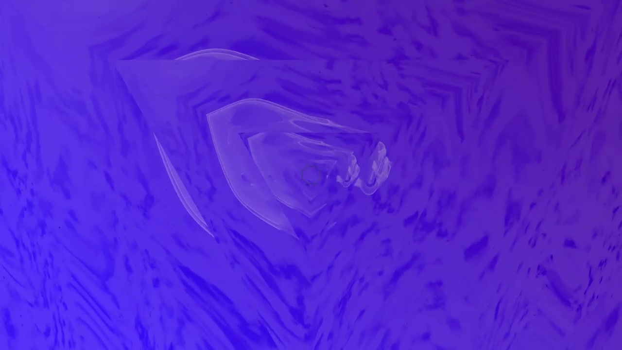 抽象的 3D 渲染，紫色霓虹灯金属球形成一个扭曲的几何空间头骨形状，带有液体玻璃纹理和纹理背景上的空灵紫罗兰光渐变视频素材画面3