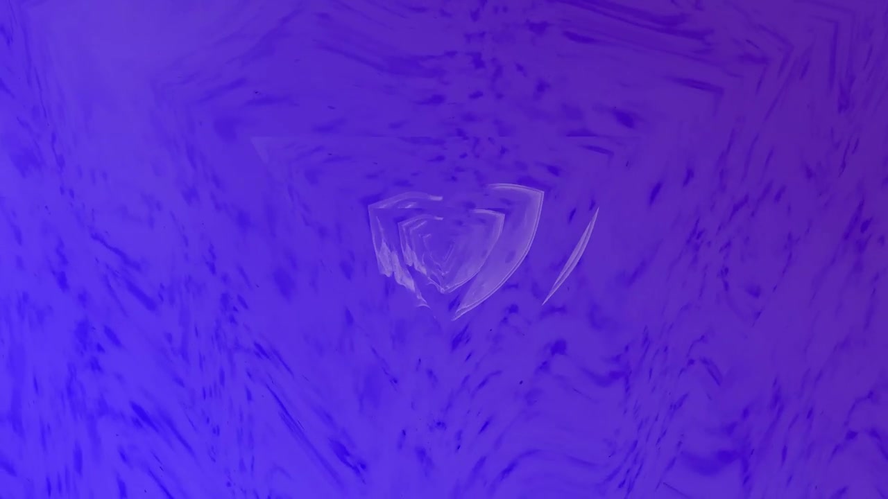 抽象的 3D 渲染，紫色霓虹灯金属球形成一个扭曲的几何空间头骨形状，带有液体玻璃纹理和纹理背景上的空灵紫罗兰光渐变视频素材画面4