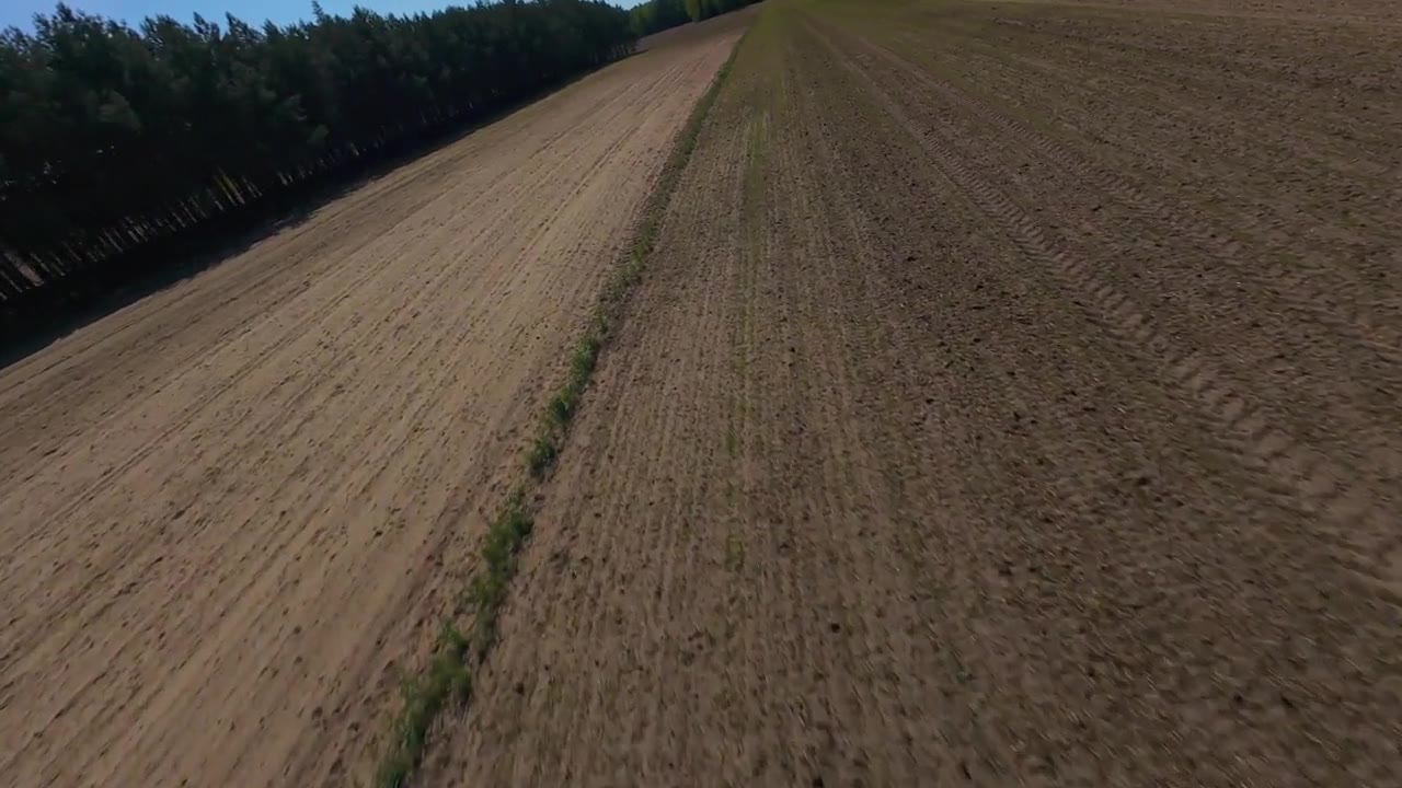 FPV穿越机视角，飞越农田和森林视频素材画面1