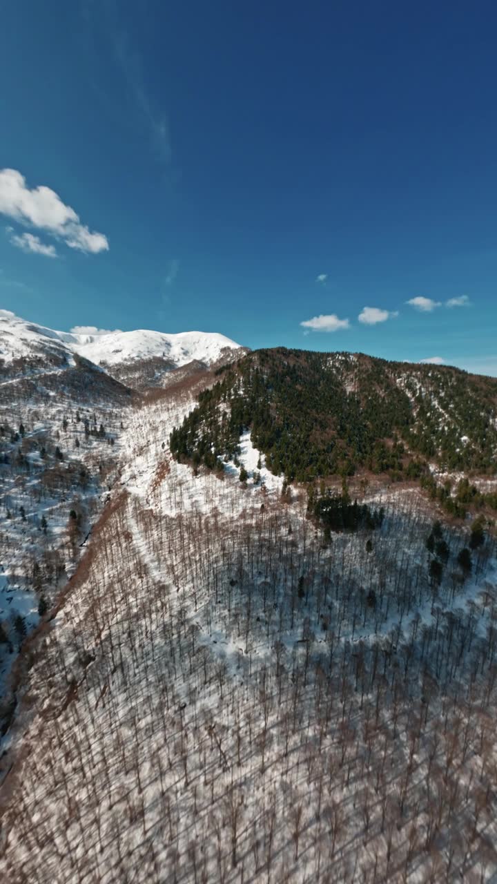 FPV穿越机捕捉到的绝美冬季山景， evokes solitude视频素材画面1