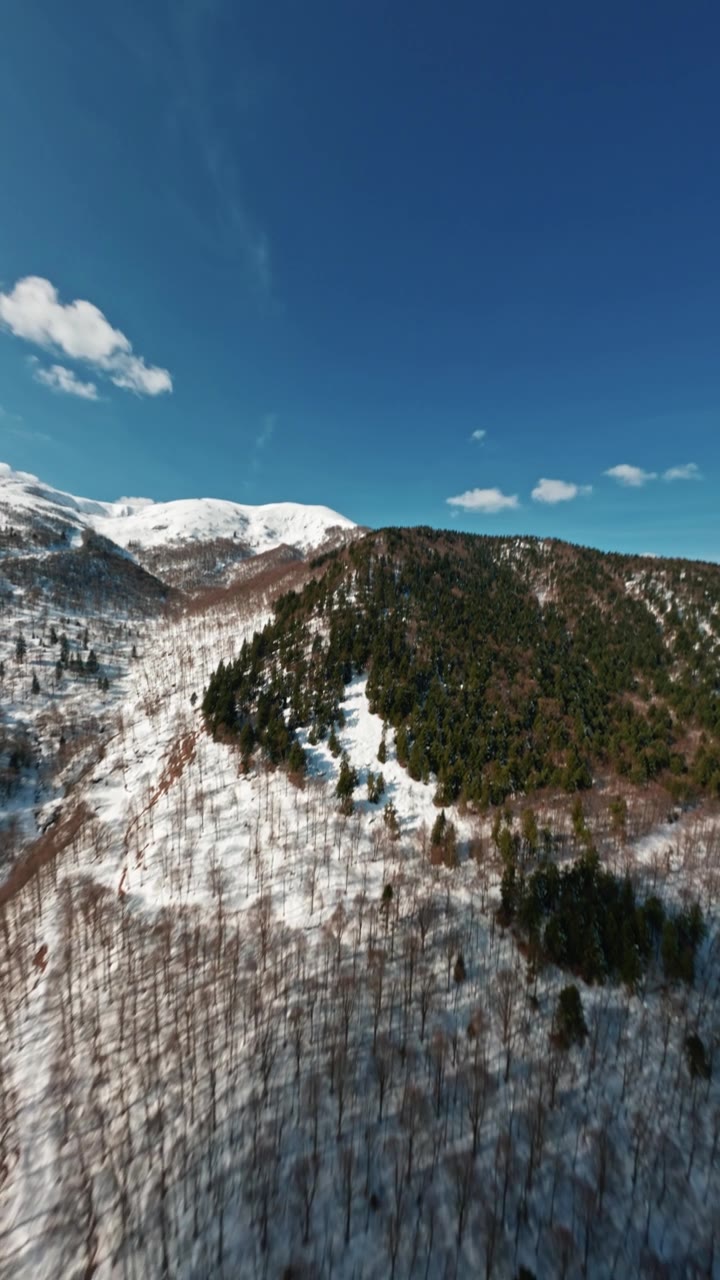 FPV穿越机捕捉到的绝美冬季山景， evokes solitude视频素材画面2