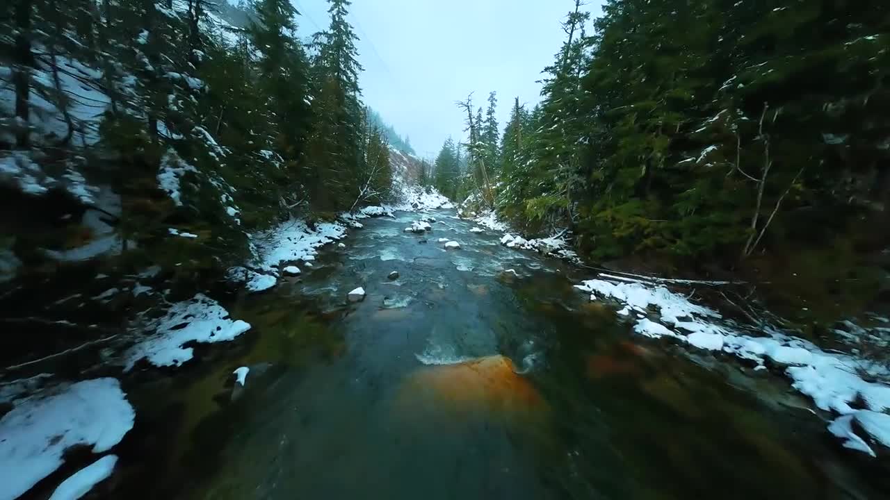 FPV穿越激流河段的航拍视频素材画面1