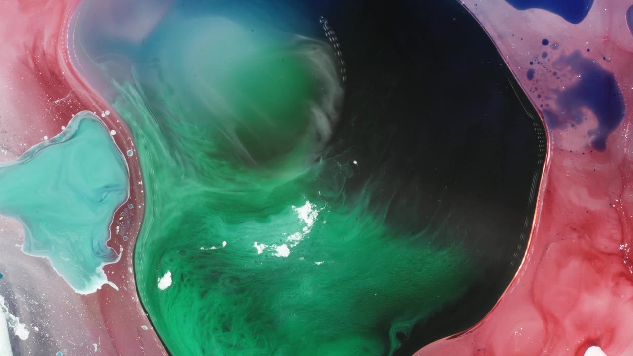 抽象有机液体波纹，带有红蓝绿色的酒精墨水视频素材画面1
