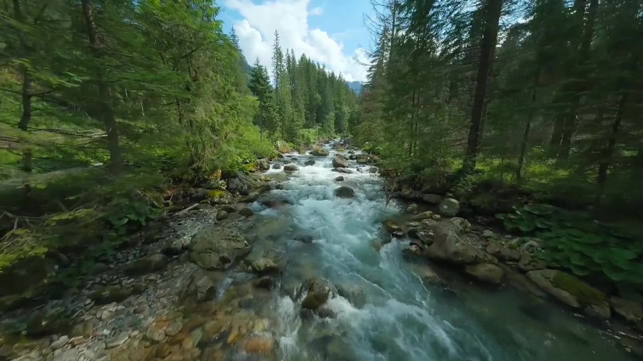 FPV穿越机视角俯瞰山间河流。斯洛伐克，塔特拉山。视频素材画面1