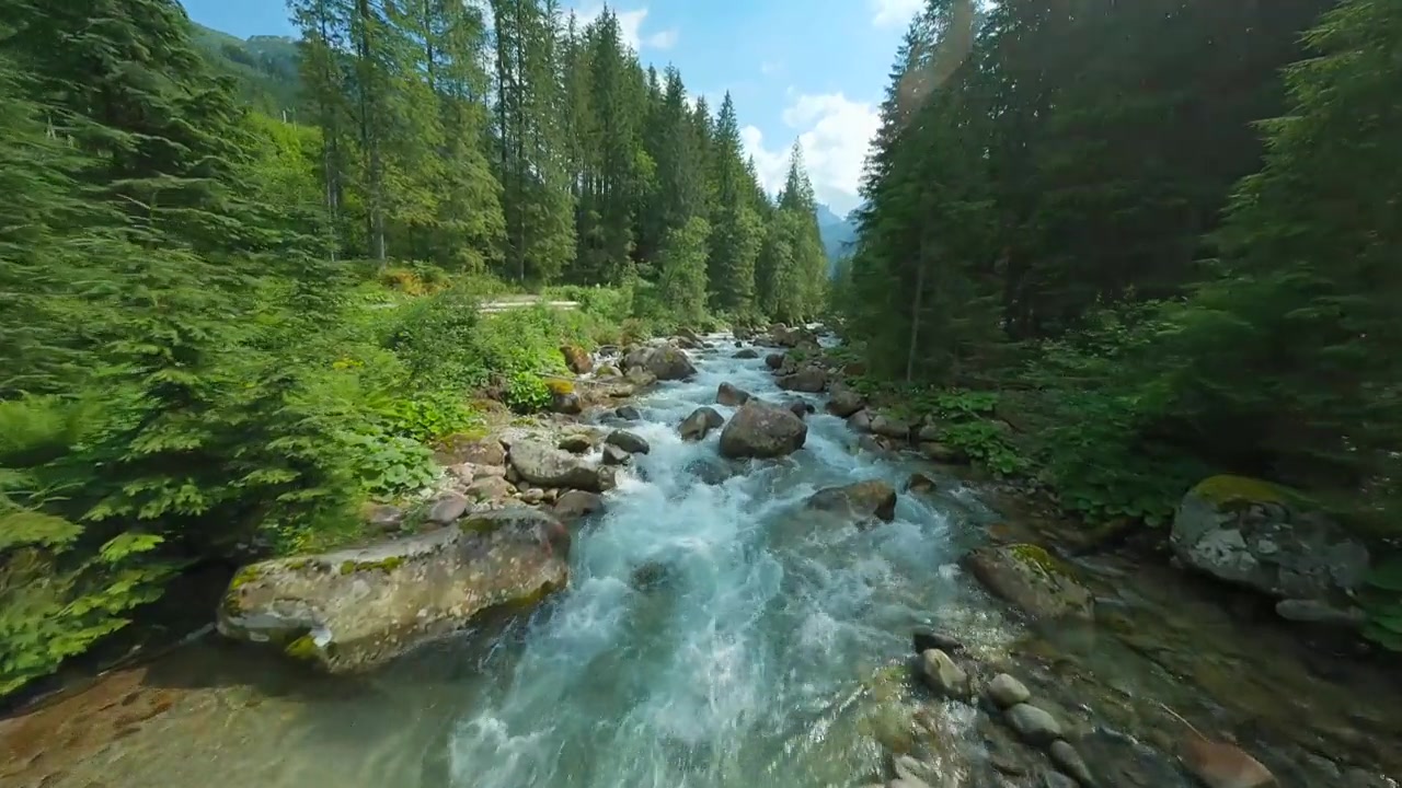 FPV穿越机视角俯瞰山间河流。斯洛伐克，塔特拉山。视频素材画面3