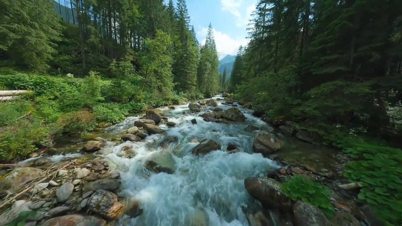 FPV穿越机视角俯瞰山间河流。斯洛伐克，塔特拉山。视频素材画面4