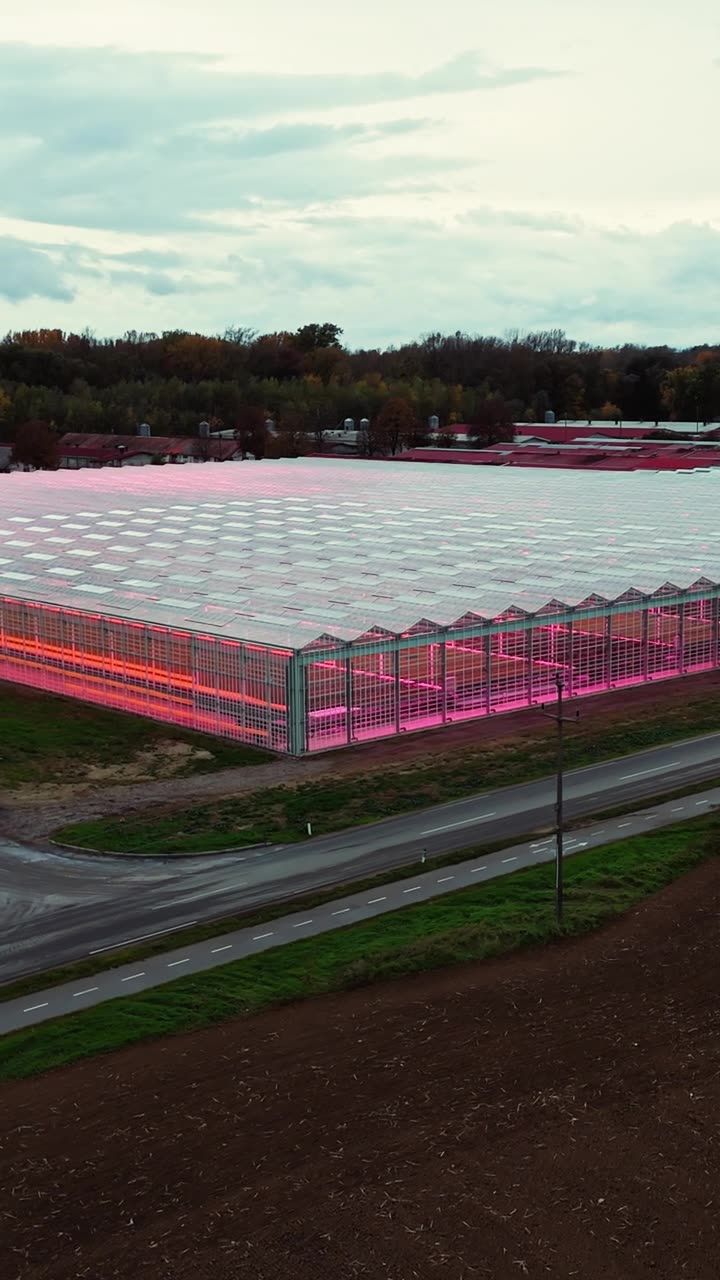 LED植物生长灯高科技温室的航拍视频素材画面1