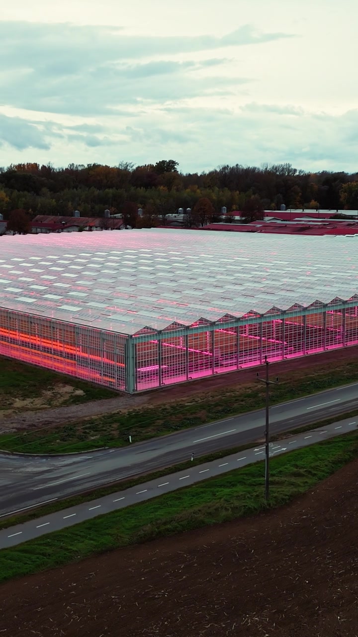 LED植物生长灯高科技温室的航拍视频素材画面2
