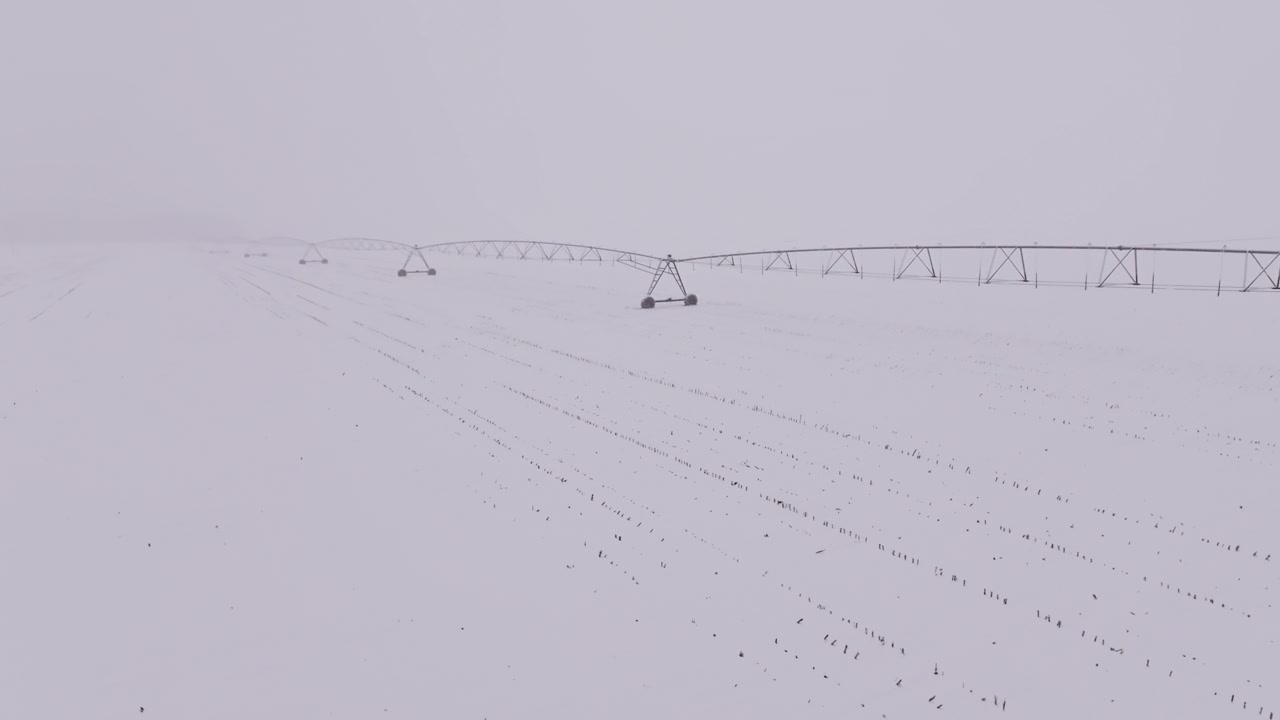 冬季，灌溉中心支轴系统矗立在雪后的农田里视频素材画面3