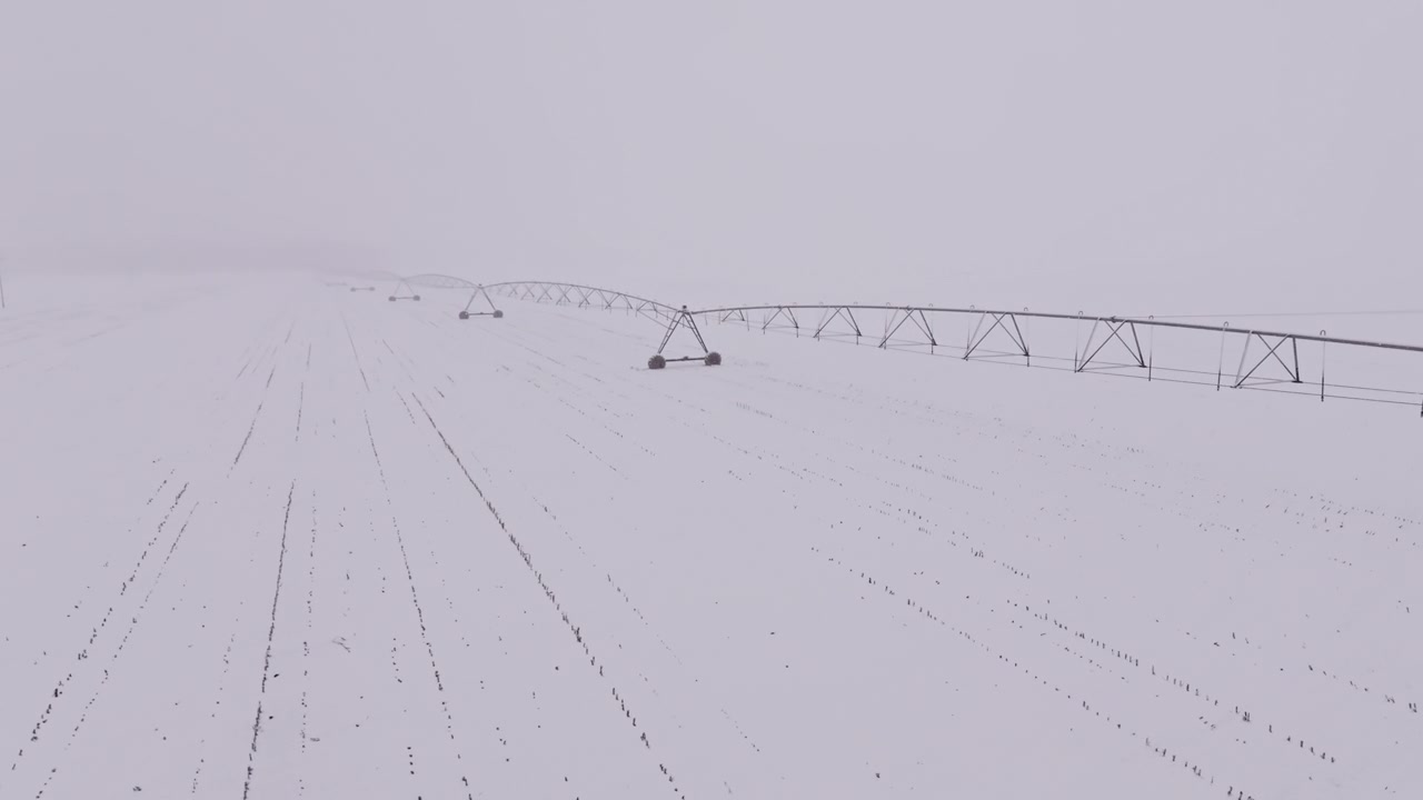 冬季，灌溉中心支轴系统矗立在雪后的农田里视频素材画面4