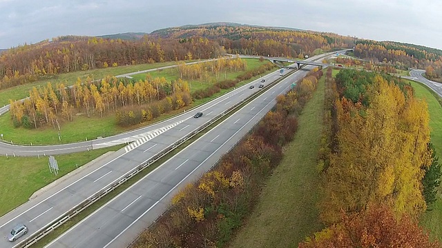 公路交叉点的低空鸟瞰图视频素材