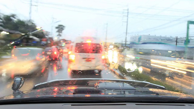 在雨中奔跑时光流逝视频素材