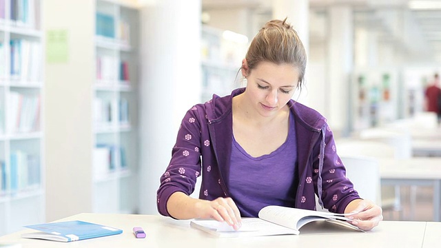 年轻漂亮的女大学生视频素材