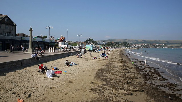 英国多塞特斯瓦尼奇海滩沙滩和海浪PAN视频素材