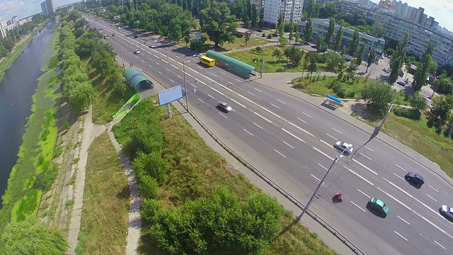 俯瞰城市道路和河道全景视频素材