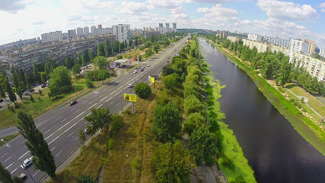 航拍宁静的城市道路，河流和壮丽的天空视频素材