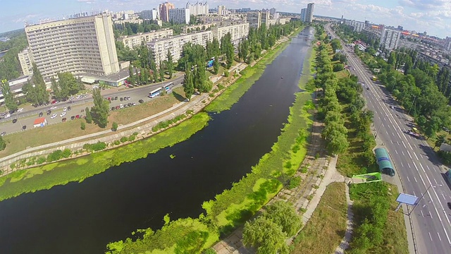 河道全景，汽车行驶城市道路，空中视频素材