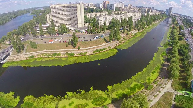 城市空中，横跨河流的桥梁上的交通，从上面看视频素材