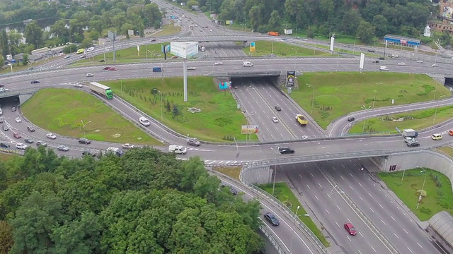 繁忙的汽车交通，繁忙的城市道路交汇处，高峰时间的空中视频素材