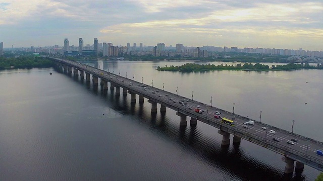 车辆行驶繁忙的河桥，高峰时刻，鸟瞰图视频素材