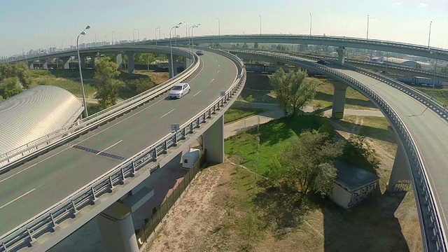 航拍，城市道路交叉口有汽车和火车视频素材