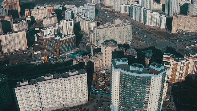 飞越多层住宅，鸟瞰视频素材