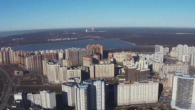 飞越多层住宅，鸟瞰视频素材