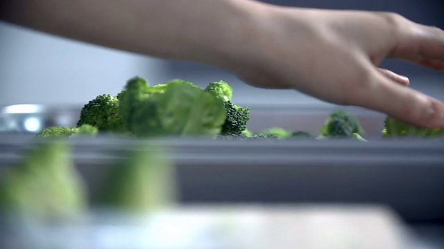 花椰菜切片，放入烤盘视频素材画面2