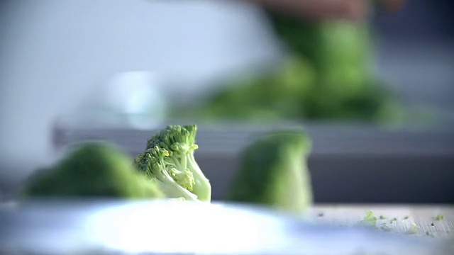 花椰菜切片，放入烤盘视频素材画面3