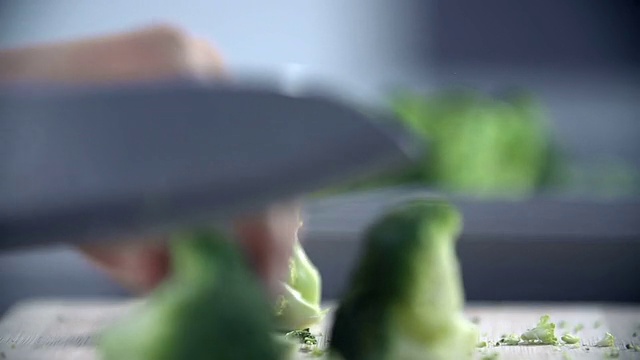 花椰菜切片，放入烤盘视频素材画面4