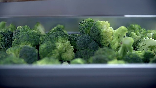 把花椰菜片放到托盘里视频素材画面1