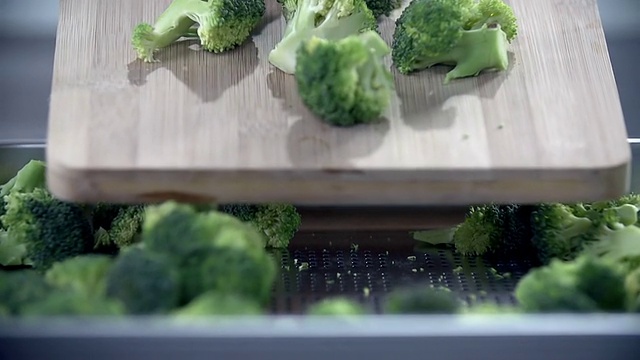 把花椰菜片放到托盘里视频素材画面2