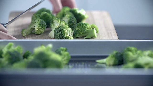 把花椰菜片放到托盘里视频素材画面3