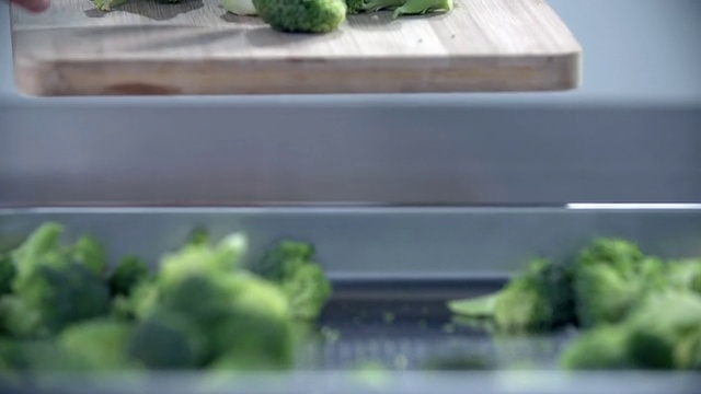 把花椰菜片放到托盘里视频素材画面4
