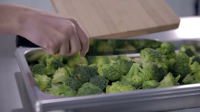 烤盘里的西兰花视频素材画面1