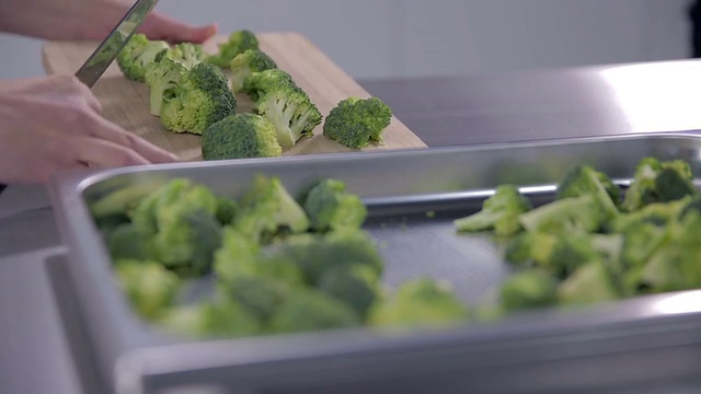 烤盘里的西兰花视频素材画面2