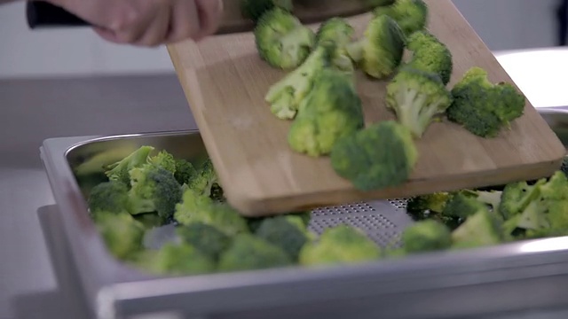 烤盘里的西兰花视频素材画面3