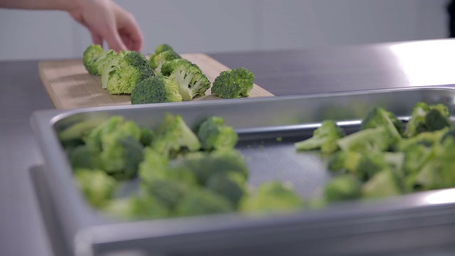 烤盘里的西兰花视频素材画面4
