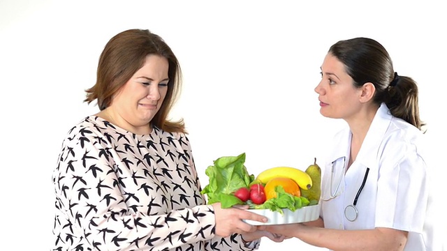 医生向一位胖妇女推荐节食视频素材