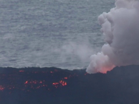 熔岩流入海洋视频素材