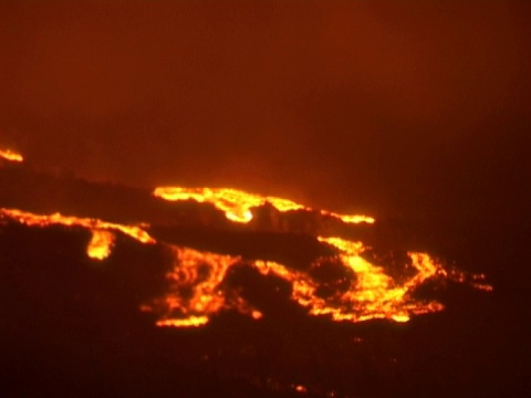 6 .熔岩在山上的流动视频素材